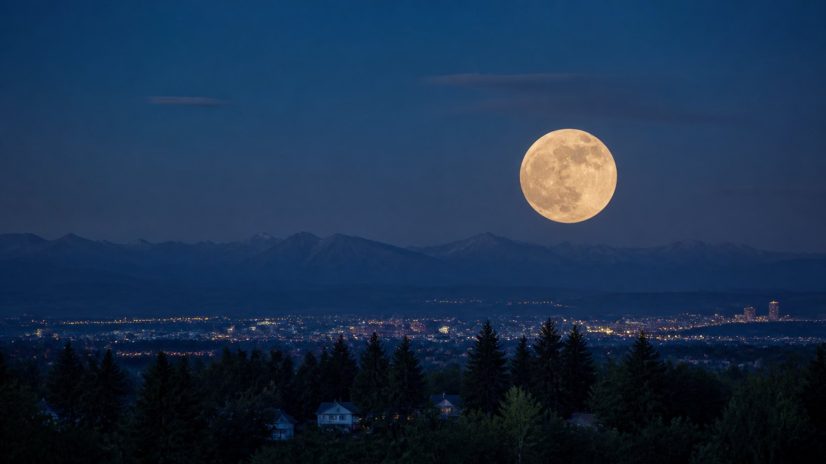 Lua cheia aparentemente grande sobre o horizonte de uma cidade e montanhas